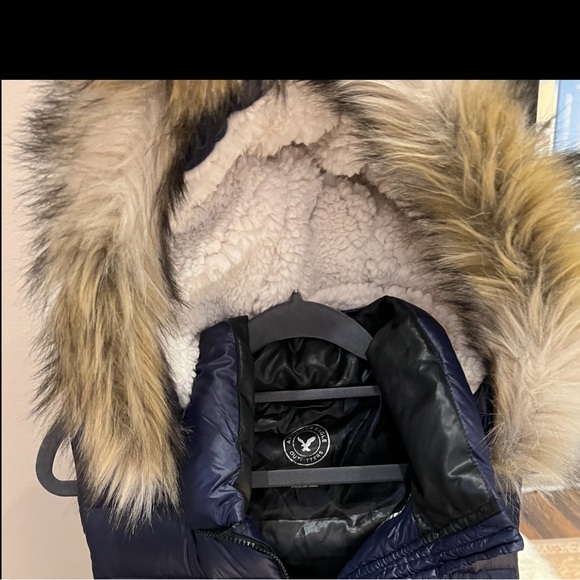 Women’s American Eagle down puffer vest, faux fur removable hood, navy, size Med - Picture 5 of 6